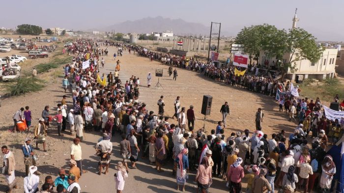 “وقفة احتجاجية” في حيس تندد بمجازر مليشيا الحوثي وتطالب بتحرك دولي لحماية المدنيين