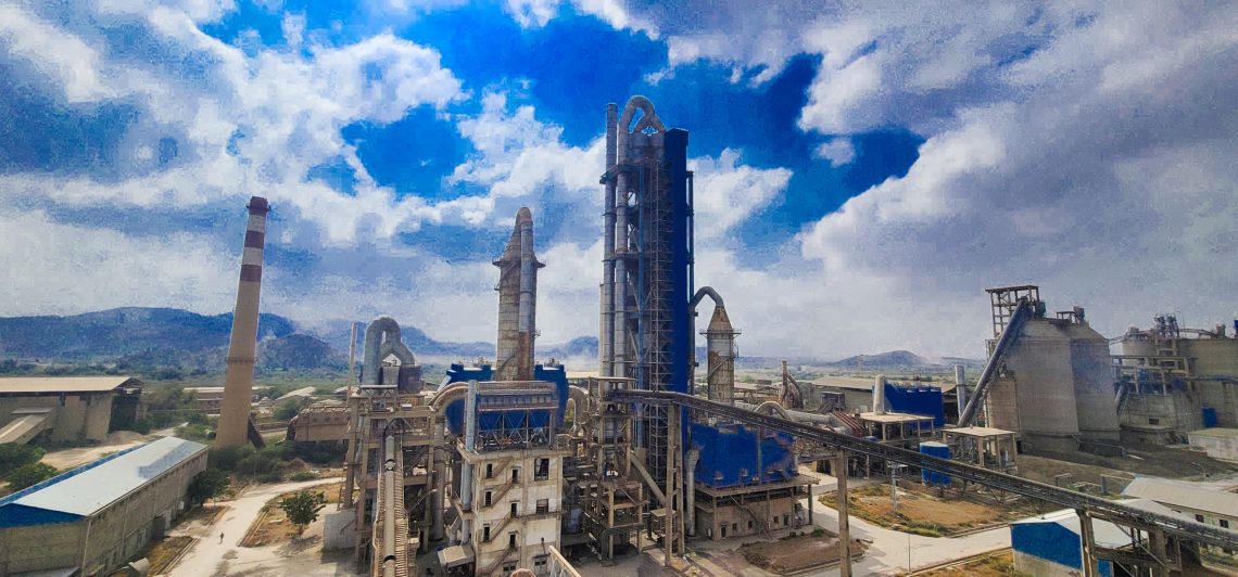 الحديدة.. مليشيا الحوثي تمهد للسطو على مدينة عمال مصنع أسمنت باجل