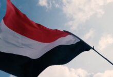 اليمن يرحب بإعلان ترامب رفع العقوبات عن سوريا