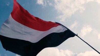 اليمن يرحب بإعلان ترامب رفع العقوبات عن سوريا
