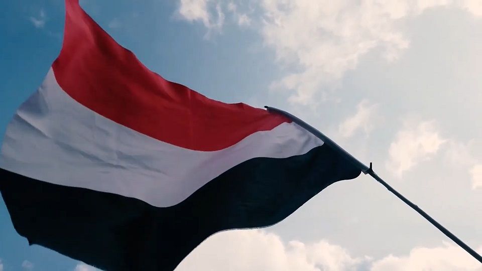 اليمن يرحب بإعلان ترامب رفع العقوبات عن سوريا