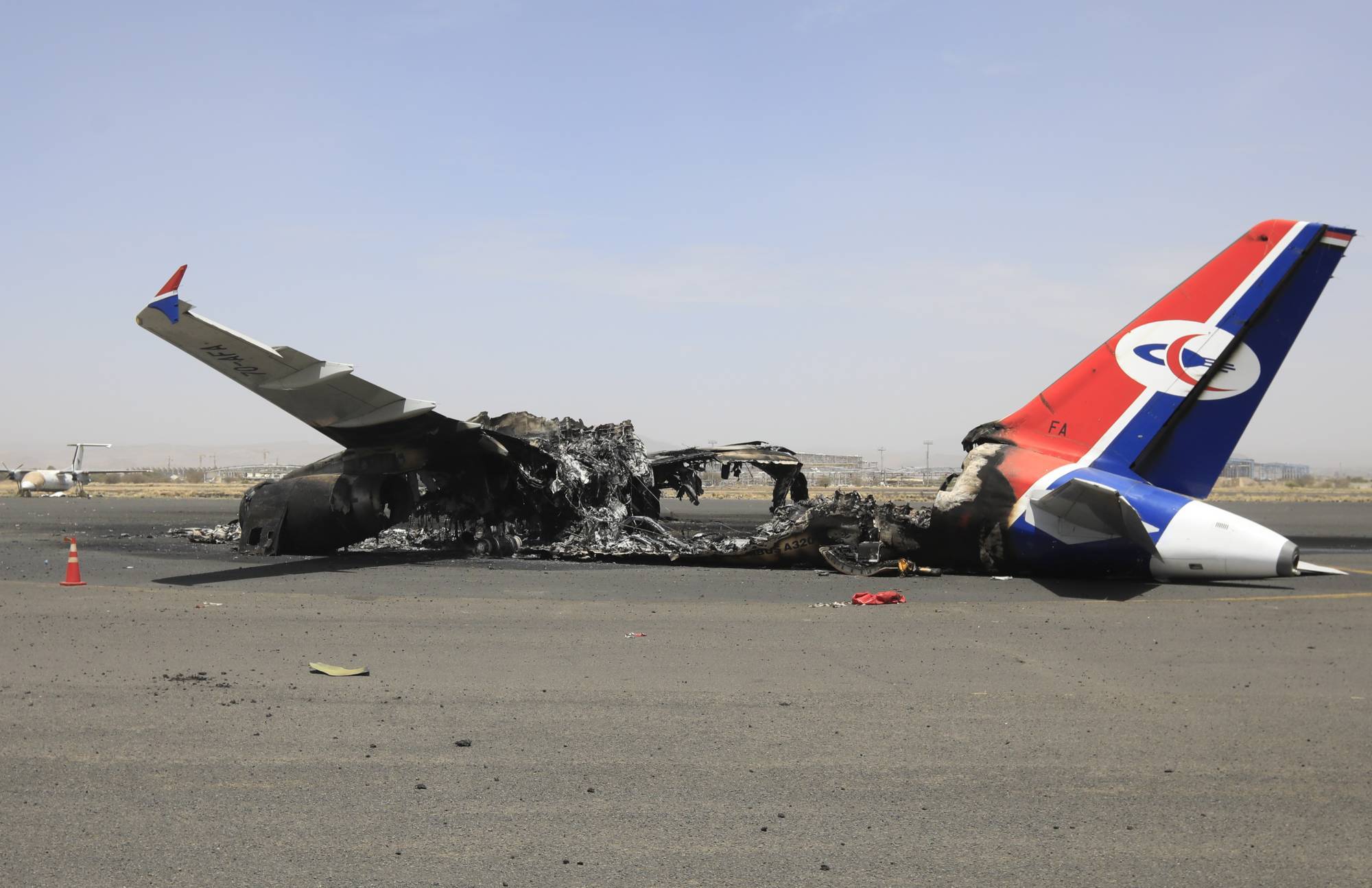 الخطوط اليمنية: طائراتنا المدمرة بمطار صنعاء مؤمنة عالميًا باستثناء العمليات داخل اليمن