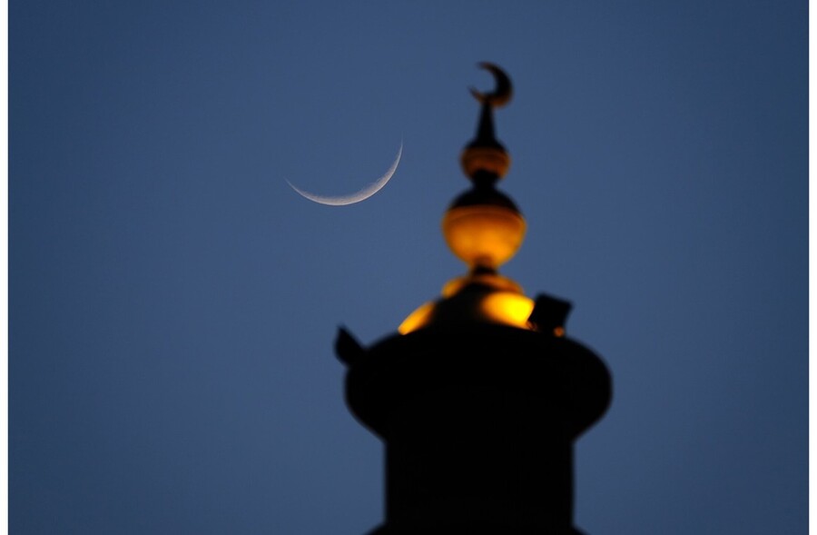 مركز الفلك الدولي يعلن موعد أول أيام عيد الأضحى في معظم الدول الإسلامية