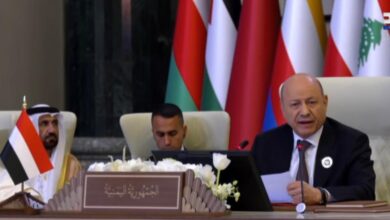 مقتل مسلح وجرح آخرين وإحراق منزل باشتباكات بين عصابتين لإخوان تعز
