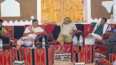 طارق صالح يؤدي واجب العزاء في وفاة قائد المقاومة التهامية الشيخ عبدالرحمن حجري