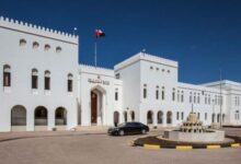 عُمان تعلن رسميًا استسلام مليشيا الحوثي تحت وطأة الضربات الأمريكية