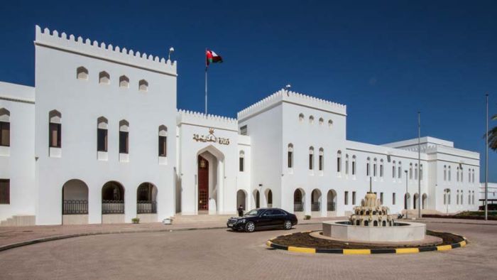 عُمان تعلن رسميًا استسلام مليشيا الحوثي تحت وطأة الضربات الأمريكية