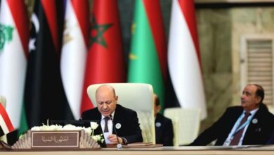 رئيس مجلس القيادة يدعو إلى تأسيس صندوق عربي للمساهمة في اعادة إعمار اليمن