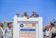 طارق صالح يضع حجر الأساس لمشروع رصف وتشجير مدخل مدينة حيس ويتفقد مشروع الطاقة الشمسية