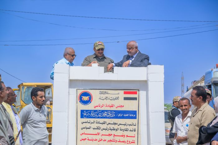 طارق صالح يضع حجر الأساس لمشروع رصف وتشجير مدخل مدينة حيس ويتفقد مشروع الطاقة الشمسية