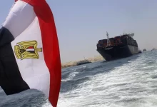 قناة السويس تدعو شركات الشحن إلى العودة لعبور القناة بعد استسلام مليشيا الحوثي