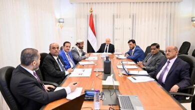 مجلس القيادة الرئاسي يجتمع برئيس مجلس الوزراء ويطلع على أولويات حكومته