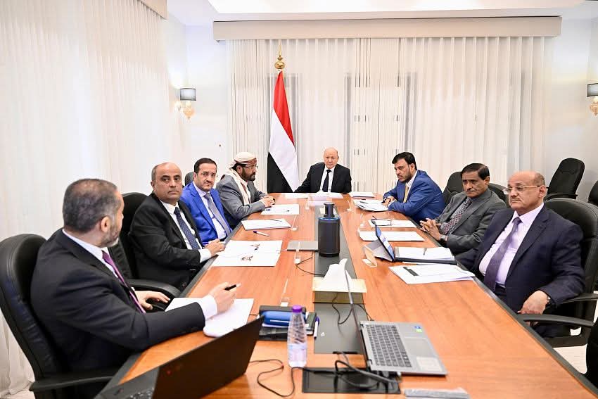 مجلس القيادة الرئاسي يجتمع برئيس مجلس الوزراء ويطلع على أولويات حكومته