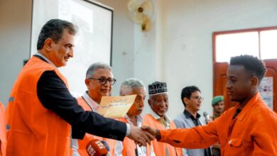 لملس يكرّم العمال المبرزين بصندوق النظافة والتحسين في العاصمة عدن