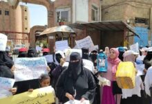 نساء تعز يتظاهرن احتجاجًا على تدهور الخدمات وسوء الأوضاع المعيشية