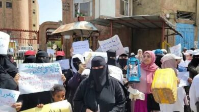 نساء تعز يتظاهرن احتجاجًا على تدهور الخدمات وسوء الأوضاع المعيشية