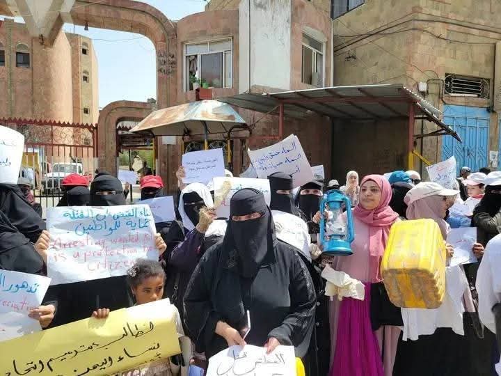 نساء تعز يتظاهرن احتجاجًا على تدهور الخدمات وسوء الأوضاع المعيشية