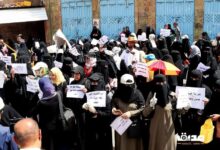 وقفة نسائية في تعز تندد بتدهور الأوضاع المعيشية وتخاذل الحكومة
