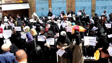 وقفة نسائية في تعز تندد بتدهور الأوضاع المعيشية وتخاذل الحكومة
