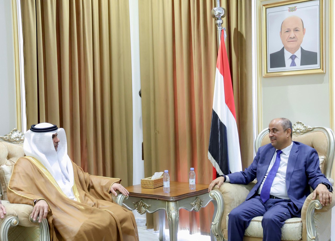 رئيس مجلس الوزراء يبحث مع السفير الاماراتي سبل تعزيز التعاون والدعم الاقتصادي