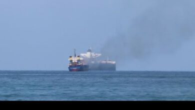 إجلاء طاقم ناقلة نفط روسية تعرضت لقصف أمريكي في ميناء رأس عيسى