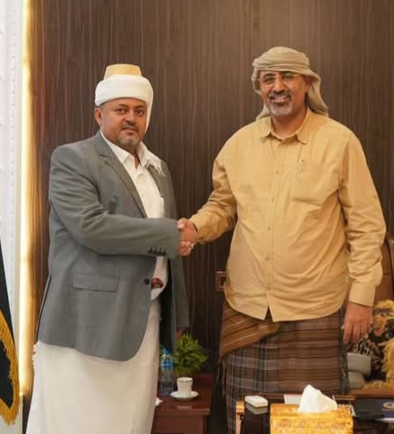عيدروس الزُبيدي يُعزّي بوفاة الشيخ عبدالرحمن حجري