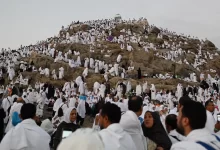 ضيوف الرحمن يتوافدون إلى صعيد عرفات لأداء ركن الحج الأعظم