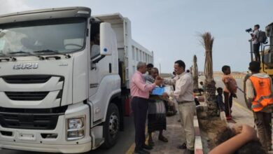 السلطة المحلية بالمخا تتسلم آليات نظافة جديدة بدعم المقاومة الوطنية