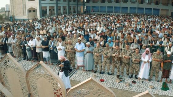 طارق صالح يؤدي صلاة عيد الأضحى المبارك مع جموع المواطنين في المخا