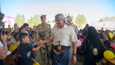 طارق صالح يشارك أبناء الشهداء والجرحى والمقاتلين بهجة عيد الأضحى