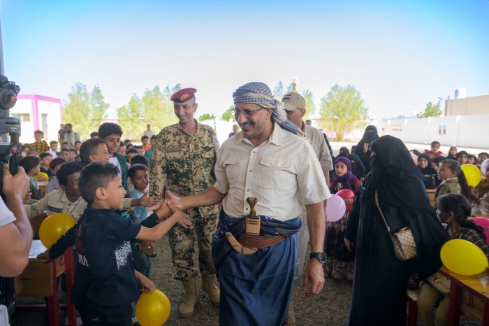 طارق صالح يشارك أبناء الشهداء والجرحى والمقاتلين بهجة عيد الأضحى