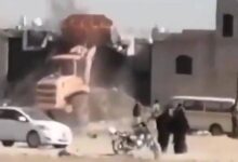 مليشيا الحوثي تهدم منزل مواطن في صنعاء ويطردون أسرته بالقوة