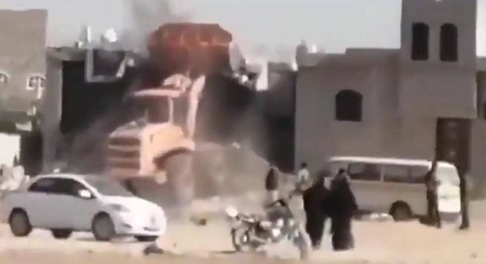 مليشيا الحوثي تهدم منزل مواطن في صنعاء ويطردون أسرته بالقوة