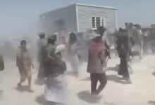 ذمار.. مواطنون يحرقون غرف الجبايات الحوثية في عنس رفضًا للنهب الجائر