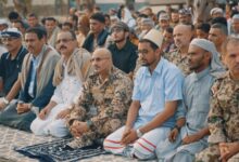 طارق صالح يؤدي صلاة عيد الأضحى المبارك مع جموع المواطنين في المخا