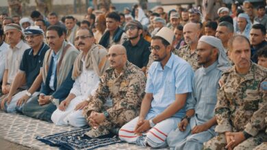 طارق صالح يؤدي صلاة عيد الأضحى المبارك مع جموع المواطنين في المخا