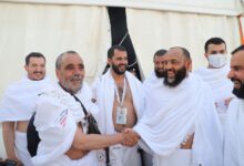 وزير الأوقاف والإرشاد يتفقد حجاج اليمن في مخيمات عرفات