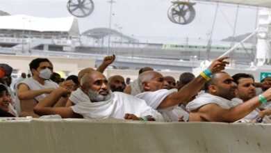 ضيوف الرحمن يؤدون رمي جمرة العقبة الكبرى في أول أيام عيد الأضحى 