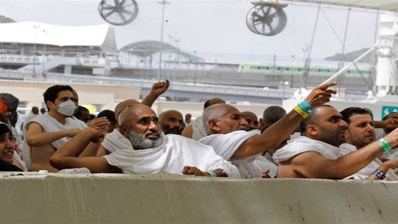ضيوف الرحمن يؤدون رمي جمرة العقبة الكبرى في أول أيام عيد الأضحى