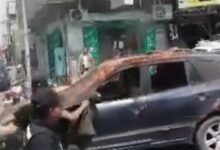 شيخ قبلي في الحديدة يُحرق سيارته احتجاجًا على ممارسات حوثية تعسفية