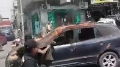 شيخ قبلي في الحديدة يُحرق سيارته احتجاجًا على ممارسات حوثية تعسفية