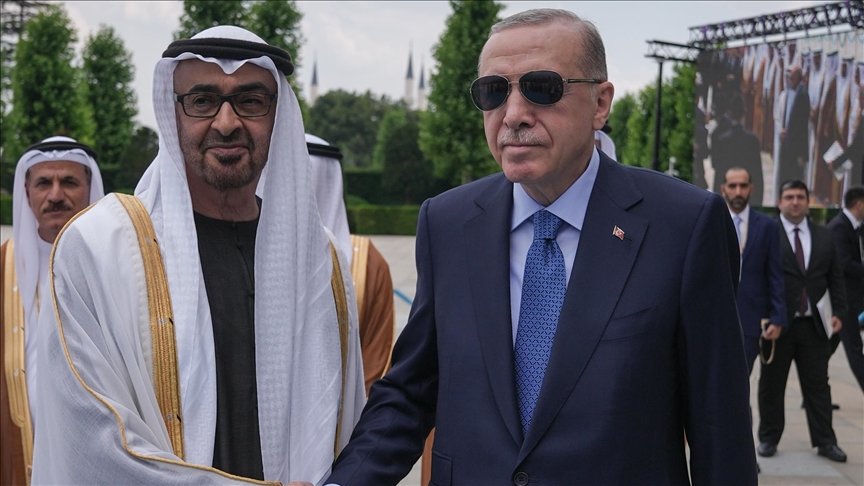الرئيس الإماراتي يصل إلى تركيا في زيارة دولة ويجري استقبالاً رئاسياً في أنقرة