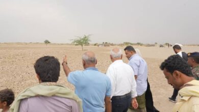 محافظ الحديدة يتفقد نازحي الجراحي ويوجّه بإغاثة فورية