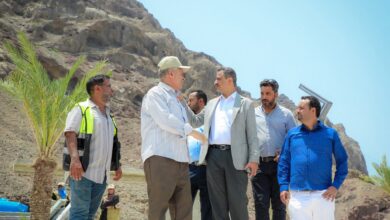 محافظ عدن يطلع على مشاريع طبية وسياحية ويفتتح قاعة تاريخية في صيرة