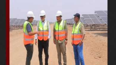 محافظ الحديدة يتفقد مشروع الطاقة الشمسية في الخوخة لمتابعة مستوى الإنجاز