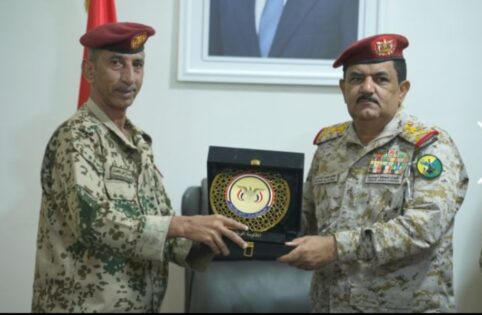 وزير الدفاع يلتقي قيادات محوري الحديدة والبرح ويشيد بمستوى الجاهزية والانتشار