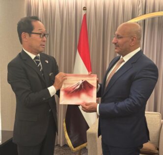 طارق صالح يبحث مع السفير الياباني التعاون المشترك وسبل تحقيق الاستقرار في اليمن