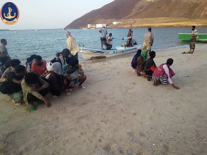 قوات خفر السواحل قطاع البحر الأحمر تضبط قارب تهريب يقل 20 مهاجرًا أفريقيًا في باب المندب