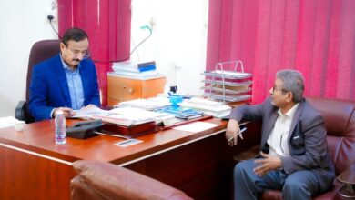 محافظ شبوة يطّلع على جهود مكتب الخدمة المدنية في معالجة ملفات المبعدين قسرياً