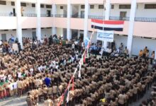 محافظ الحديدة يدشن توزيع الزي والحقيبة المدرسية في الخوخة